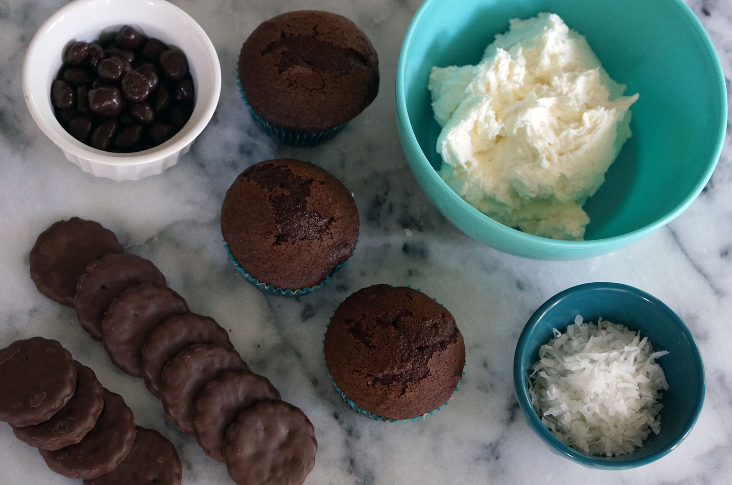 Polar Bear Paw Print Cupcakes We Re Calling Shenanigans